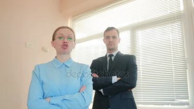Kızgın işadamları, erkek ve kadın ofiste, kamera yakın çekim çığlığı