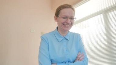 Birisi, fotoğraf, kızgın kadın gülüyor ofiste eğlenceli hale getirir