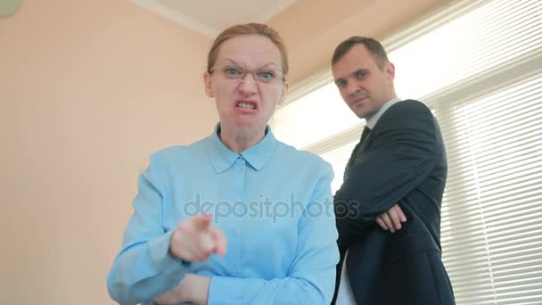 Arga affärsmän, man och kvinna på kontoret, skriker på kameran närbild — Stockvideo