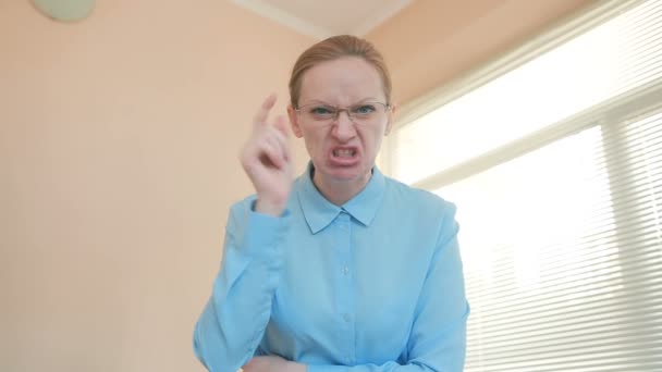Arga affärskvinna på kontoret, skriker på kameran närbild — Stockvideo