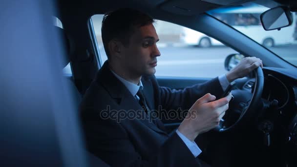 Zakenman in de auto praten aan de telefoon. — Stockvideo