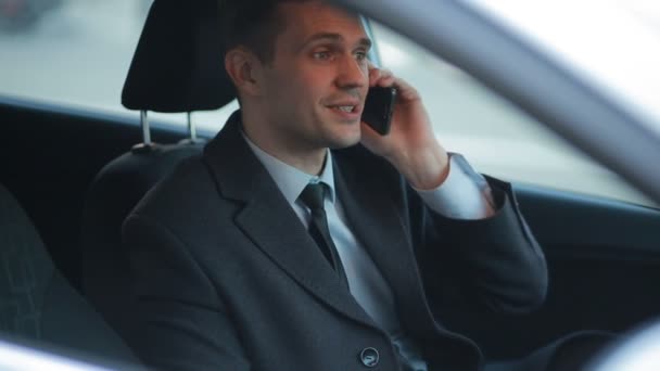 Επιχειρηματίας στο αυτοκίνητο μιλάμε στο τηλέφωνο. — Αρχείο Βίντεο