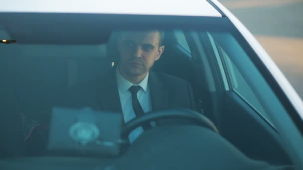 Empresario comiendo comida rápida sentado al volante de un coche — Vídeos de Stock