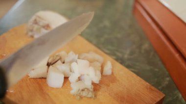 Bir kesme tahtası üzerinde bir bıçak ile kesme domuz yağı