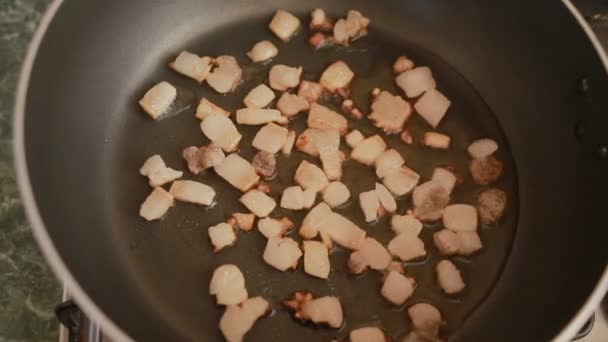 Bacon stukken op een hete koekenpan geroosterd zijn — Stockvideo
