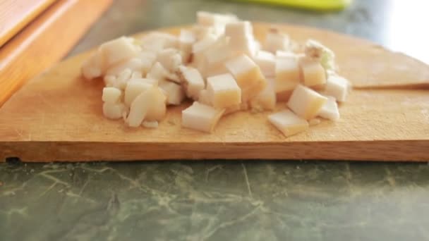 Snijden varkensvlees vet met een mes op een snijplank — Stockvideo