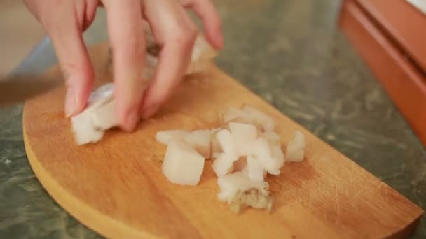 Snijden varkensvlees vet met een mes op een snijplank — Stockvideo