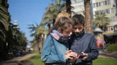 Çocuk Park avenue boyunca yürümek ve onların telefon ile meşgul