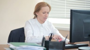 Kadın Yöneticisi ofiste masada fiziksel egzersizleri yapıyor iş yorgun