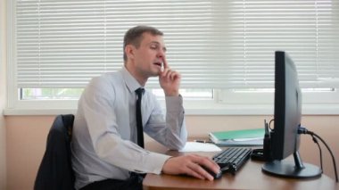 Ofis Yöneticisi çalışmalarını yorgun masada oturur