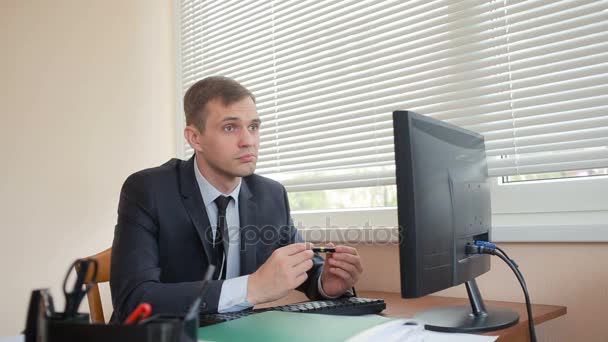 Gerente no escritório senta-se à mesa cansada de trabalho — Vídeo de Stock