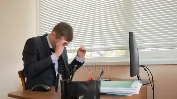 マネージャーが事務所のテーブルに物理的な演習をやっている仕事の疲れ — ストック動画