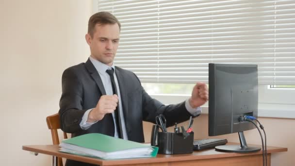 Attraente donna d'affari che lavora con computer e documenti in ufficio. Balli a un tavolo — Video Stock