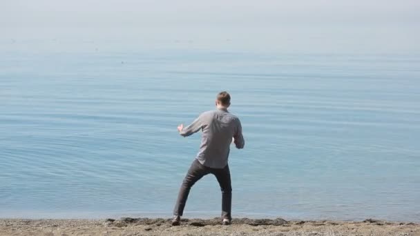 Zakenman in pak. Dansen bewonderen het mooie strand. — Stockvideo