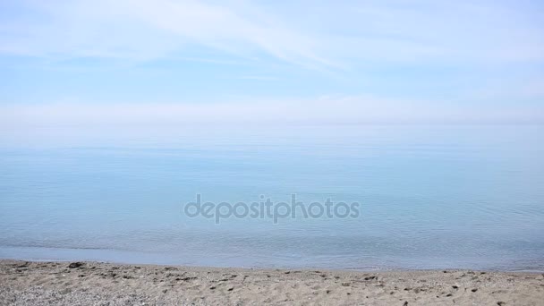 Zakenman wandelingen langs het strand in een pak. bewondert het mooie strand — Stockvideo