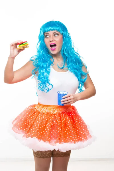 Кукла с голубыми волосами. пластик ест сэндвич. голод — стоковое фото