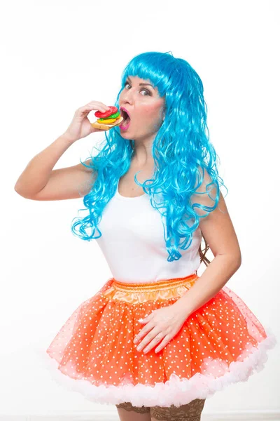 Mladá dívka panenku s modrými vlasy. plastové jíst sendviče. hlad — Stock fotografie