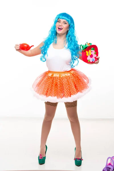 Boneca menina com cabelo azul. rega de flores artificiais — Fotografia de Stock