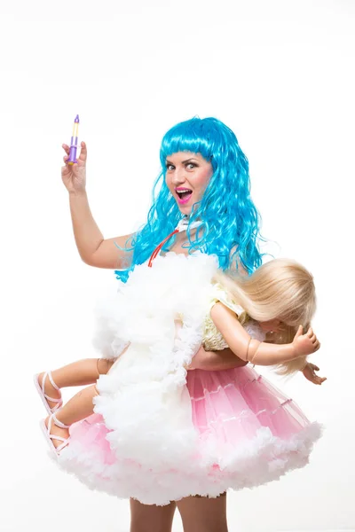 Boneca menina com cabelo azul. Tem uma seringa de brinquedo nas mãos. Injecção — Fotografia de Stock