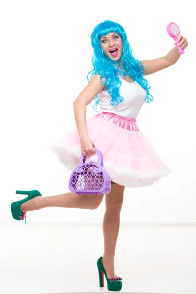 Boneca menina com cabelo azul. segurando um espelho e bolsa — Fotografia de Stock