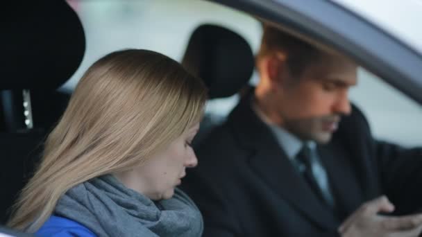 Wanita dan pria berbicara di dalam mobil — Stok Video
