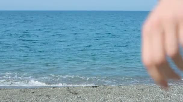 Geschäftsmann schlendert im Anzug am Strand entlang. bewundert den schönen Strand — Stockvideo