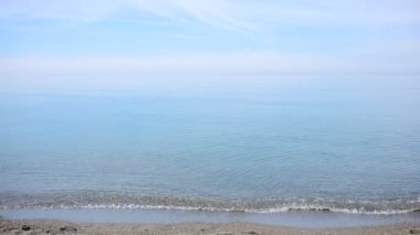 İşadamı elbiseli bir plaj boyunca elini kolunu sallaya dönüyor. güzel plaj hayran