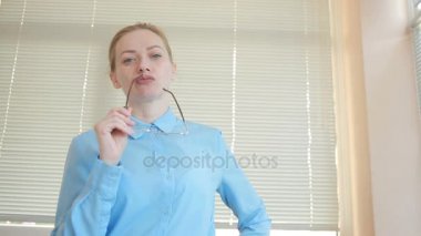 Kızgın işadamları, erkek ve kadın ofiste, kamera yakın çekim çığlığı