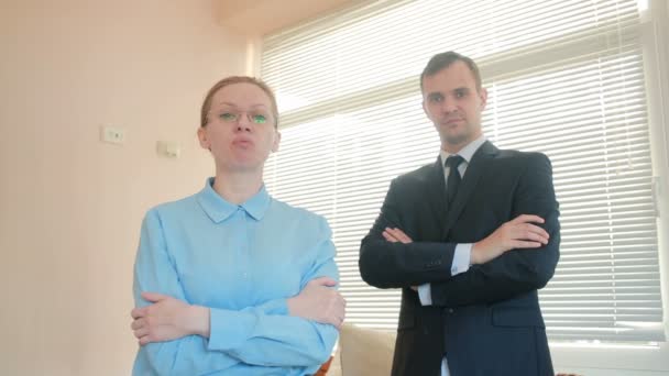 Boos zakenlieden, man en vrouw in het kantoor, gillend op de camera-close-up — Stockvideo