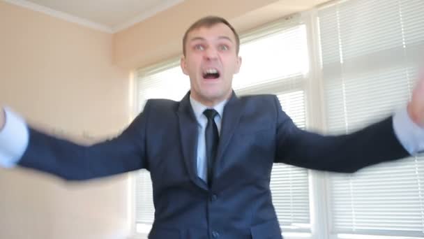 Angry businessman in office screaming at camera close-up — Stock Video