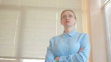 Kızgın işadamları, erkek ve kadın ofiste, kamera yakın çekim çığlığı