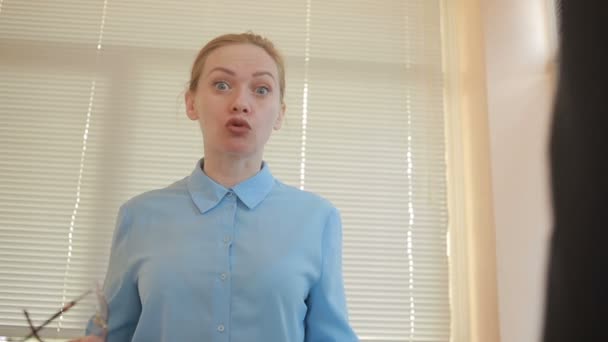 Donna d'affari arrabbiata in ufficio, urlando alla telecamera primo piano — Video Stock