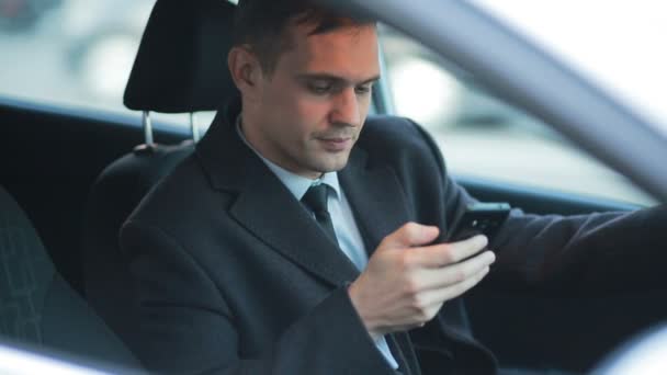 Podnikatel v autě mluví po telefonu. — Stock video