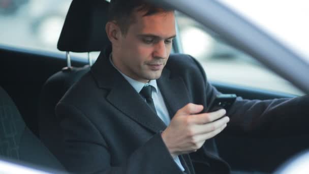 Homme d'affaires dans la voiture parlant au téléphone . — Video