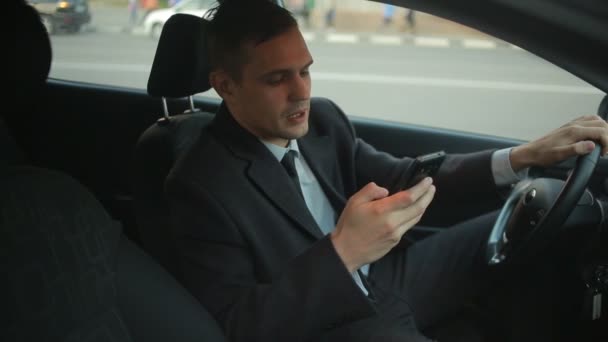 Empresario en el coche hablando por teléfono . — Vídeo de stock