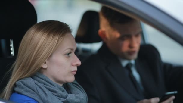 Woman and man talking in the car — Stock Video