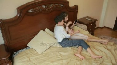Kız ve erkek kardeşim savaşır ve ebeveyn yatak odasında evde birbirini iter. telefon için mücadele