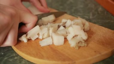 Bir kesme tahtası üzerinde bir bıçak ile kesme domuz yağı