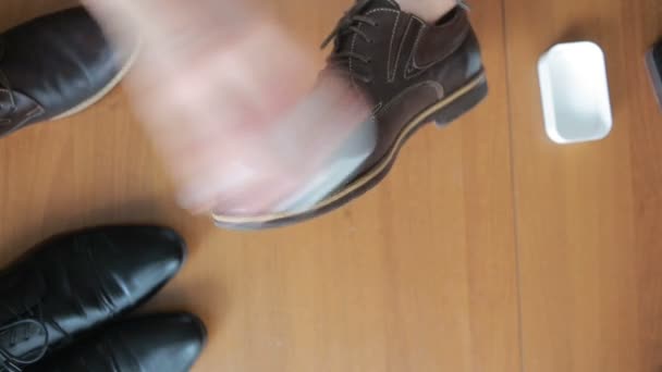 Close-up van schoenen poetsen, zakenman schoonmaken schoen, leder materiaal — Stockvideo