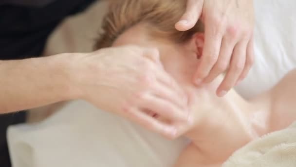 Чоловічі руки роблять масаж обличчя для жінки — стокове відео