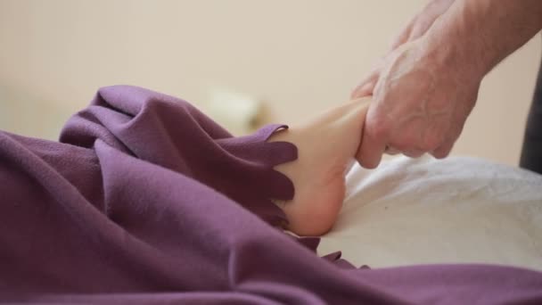 Ανδρικό μασάζ θεραπευτής κάνει μασάζ ποδιών για γυναίκες — Αρχείο Βίντεο
