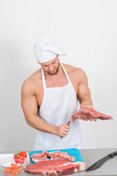 Chef bodybuilder preparing large chunks of raw meat. natural proteins — Stock Photo, Image