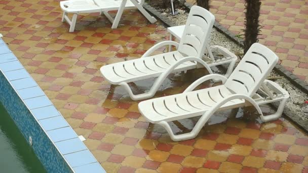 Heavy rain falls into a swimming pool. Not season, dirty abandoned pool — Stock Video