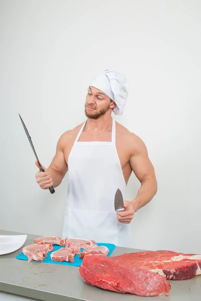 Chef-kok bodybuilder voorbereiding van grote brokken van rauw vlees. natuurlijke eiwitten — Stockfoto