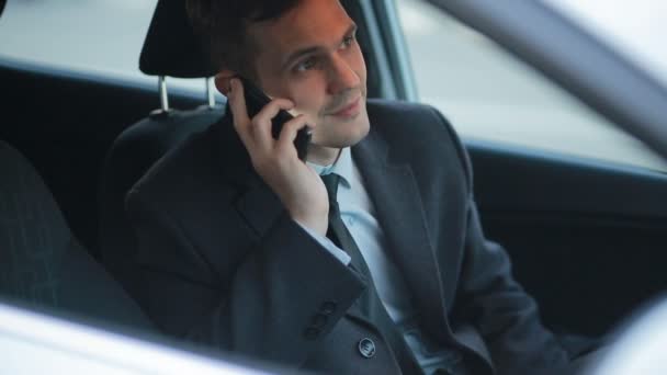 Homme d'affaires dans la voiture parlant au téléphone . — Video