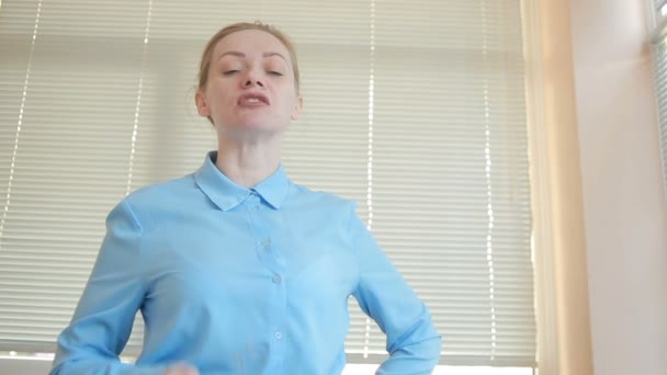 Злая деловая женщина в офисе, кричащая на камеру крупным планом — стоковое видео