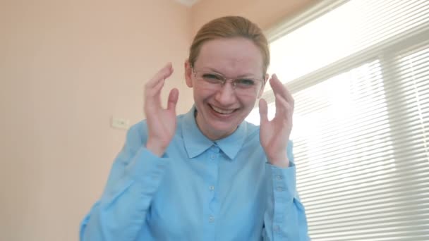 Birisi, fotoğraf, kızgın kadın gülüyor ofiste eğlenceli hale getirir — Stok video
