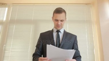 Kızgın işadamı Office belge kazık kadar yığını