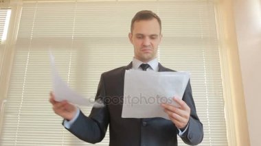 Kızgın işadamı Office belge kazık kadar yığını