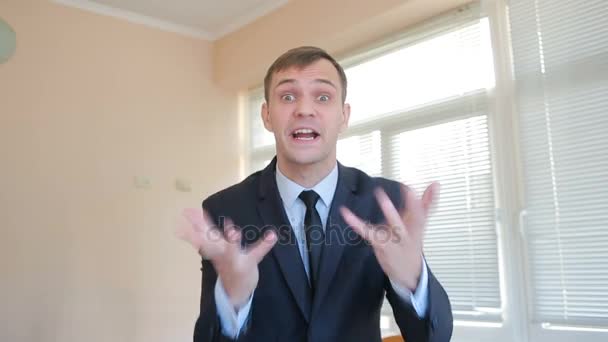 Enojado hombre de negocios en la oficina gritando a cámara de cerca — Vídeo de stock